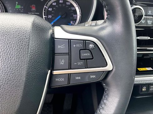 Used 2023 Toyota Highlander XLE AWD/4WD image 25