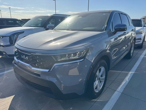 Used 2022 Kia Sorento LX FWD image 2