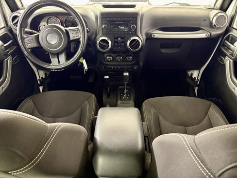 Used 2017 Jeep Wrangler Unlimited Sahara image 19