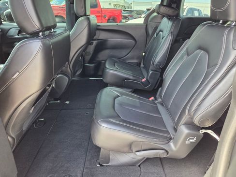 Used 2023 Chrysler Pacifica Touring-L w/ S Appearance Package image 6