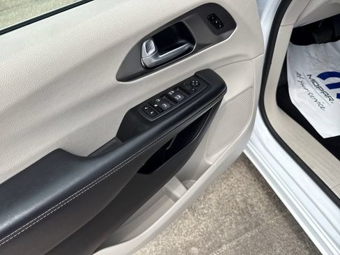 Used 2024 Chrysler Pacifica Limited FWD image 11