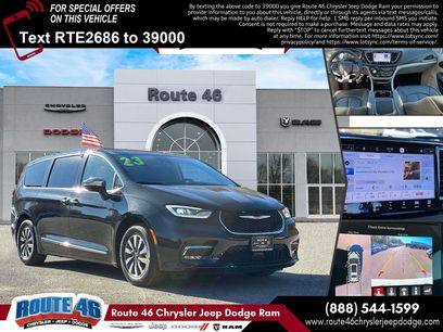 Used 2023 Chrysler Pacifica Limited w/ Uconnect Theater Family Group