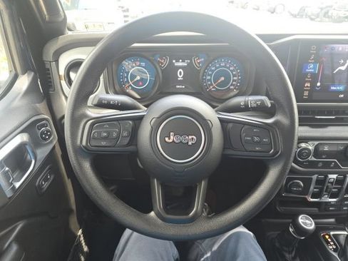 Used 2025 Jeep Gladiator Overland AWD/4WD image 16
