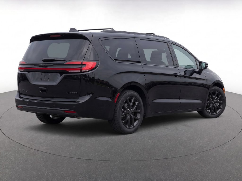 Used 2025 Chrysler Pacifica Limited FWD image 6