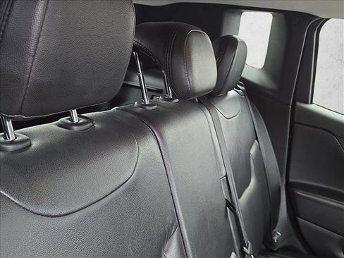 Used 2017 Jeep Renegade Latitude w/ Popular Equipment Group image 18