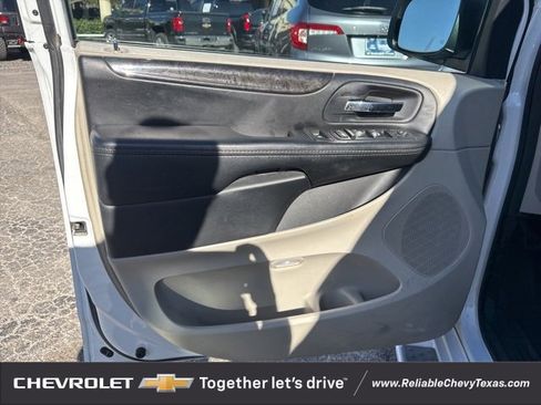 Used 2018 Dodge Grand Caravan SE w/ UConnect Hands-Free Group image 15