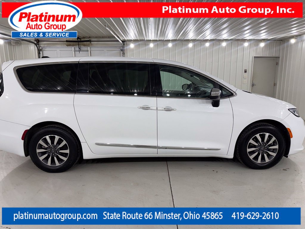 Used 2023 Chrysler Pacifica Limited FWD image 6