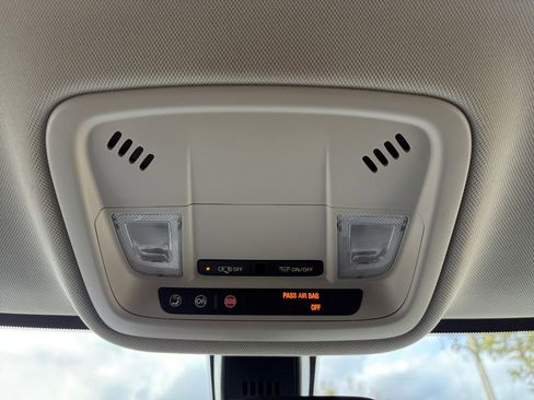 Used 2020 Chevrolet Traverse LT image 27