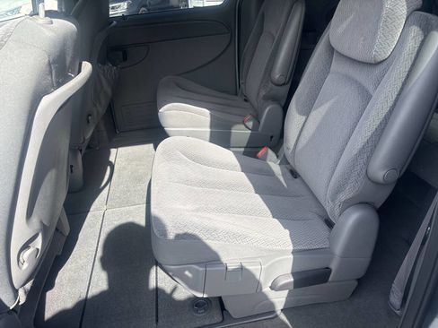 Used 2006 Chrysler Town & Country Touring image 18