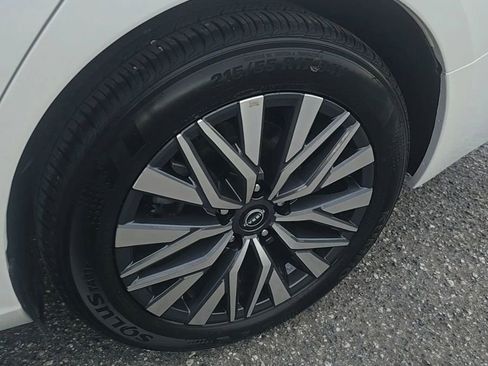 Used 2025 Nissan Altima 2.5 SV image 11