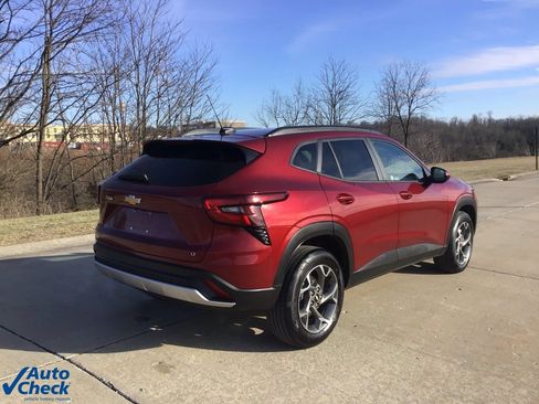 Used 2025 Chevrolet Trax LT w/ LT Convenience Package image 3