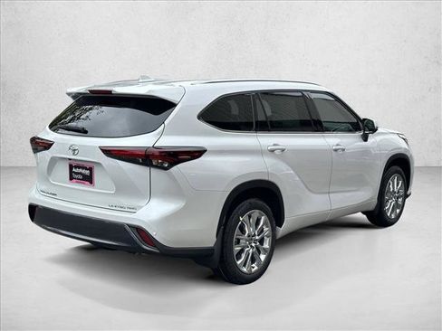 Used 2025 Toyota Highlander Limited image 5