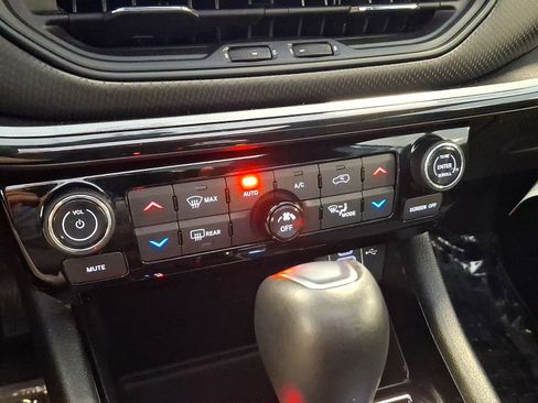 Certified 2023 Jeep Compass Latitude w/ Sun and Sound Group AWD/4WD image 16