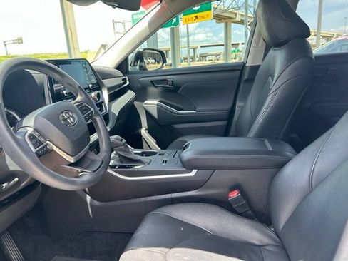 Used 2022 Toyota Highlander L FWD image 32