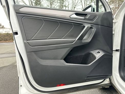 Used 2022 Volkswagen Tiguan SE image 13