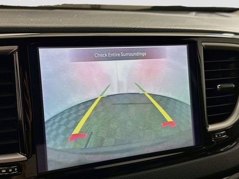 Used 2024 Chrysler Pacifica Touring-L FWD image 22
