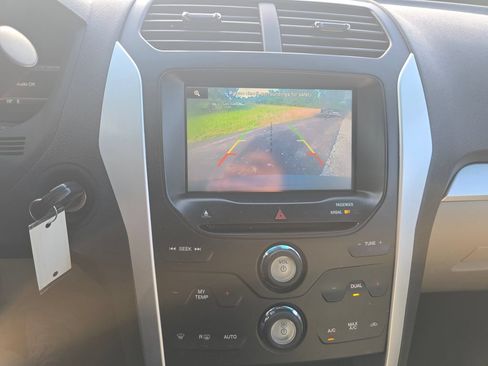 Used 2015 Ford Explorer XLT w/ Equipment Group 202A FWD image 21