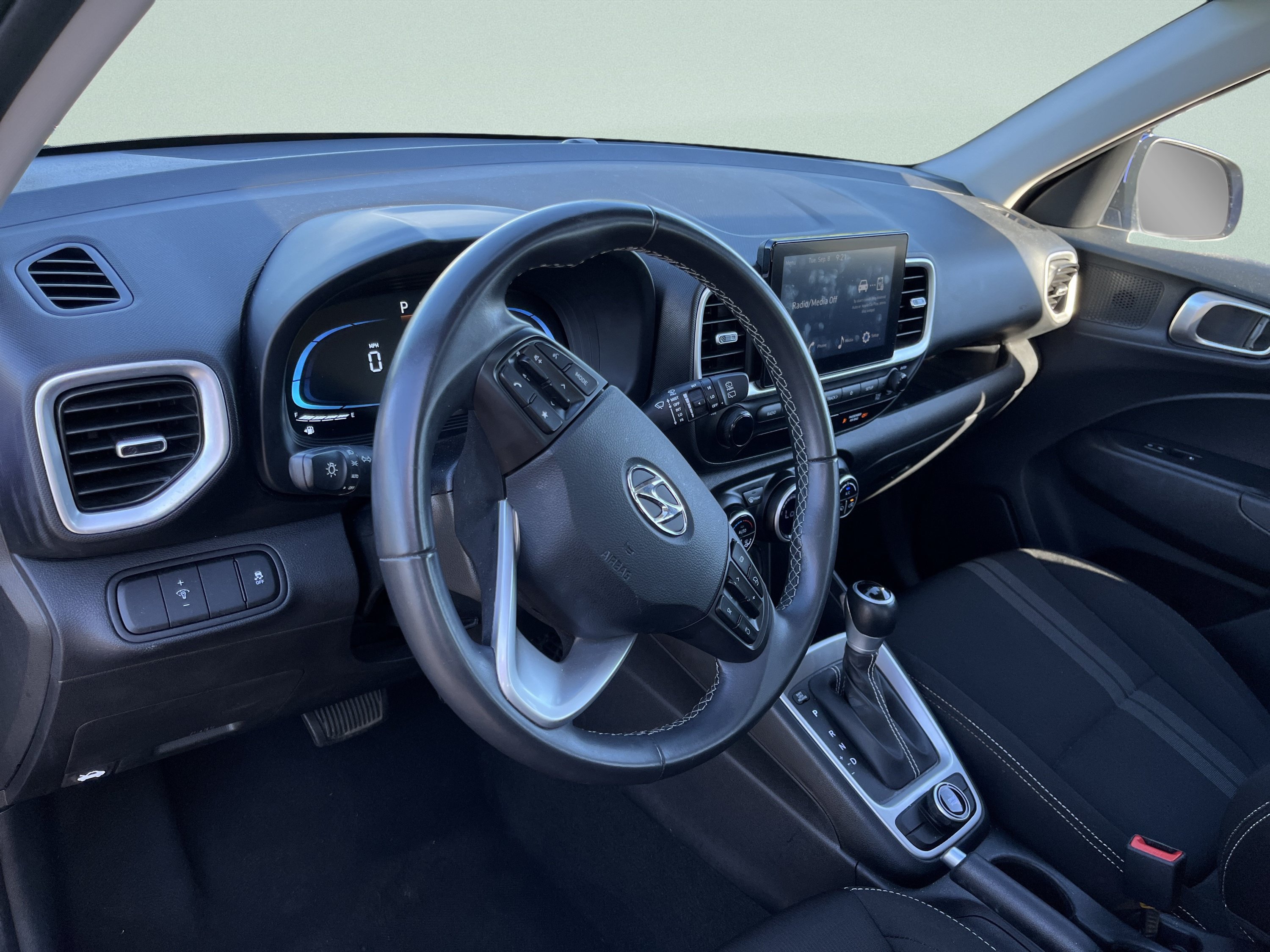 Used 2025 Hyundai Venue SEL FWD image 15