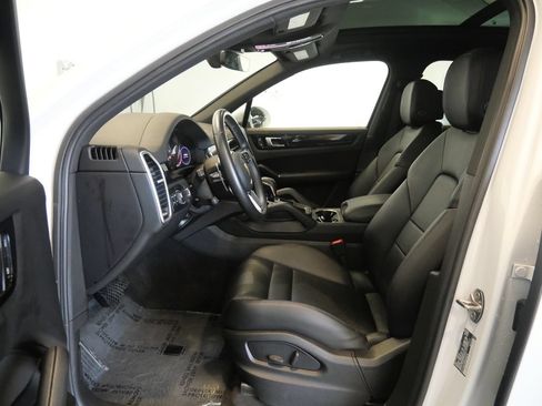 Used 2023 Porsche Cayenne AWD/4WD image 15