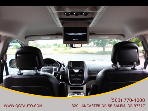 Used 2016 Chrysler Town & Country Touring image 23