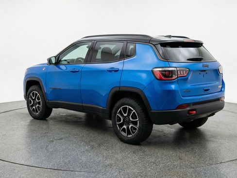 Used 2025 Jeep Compass Trailhawk image 6