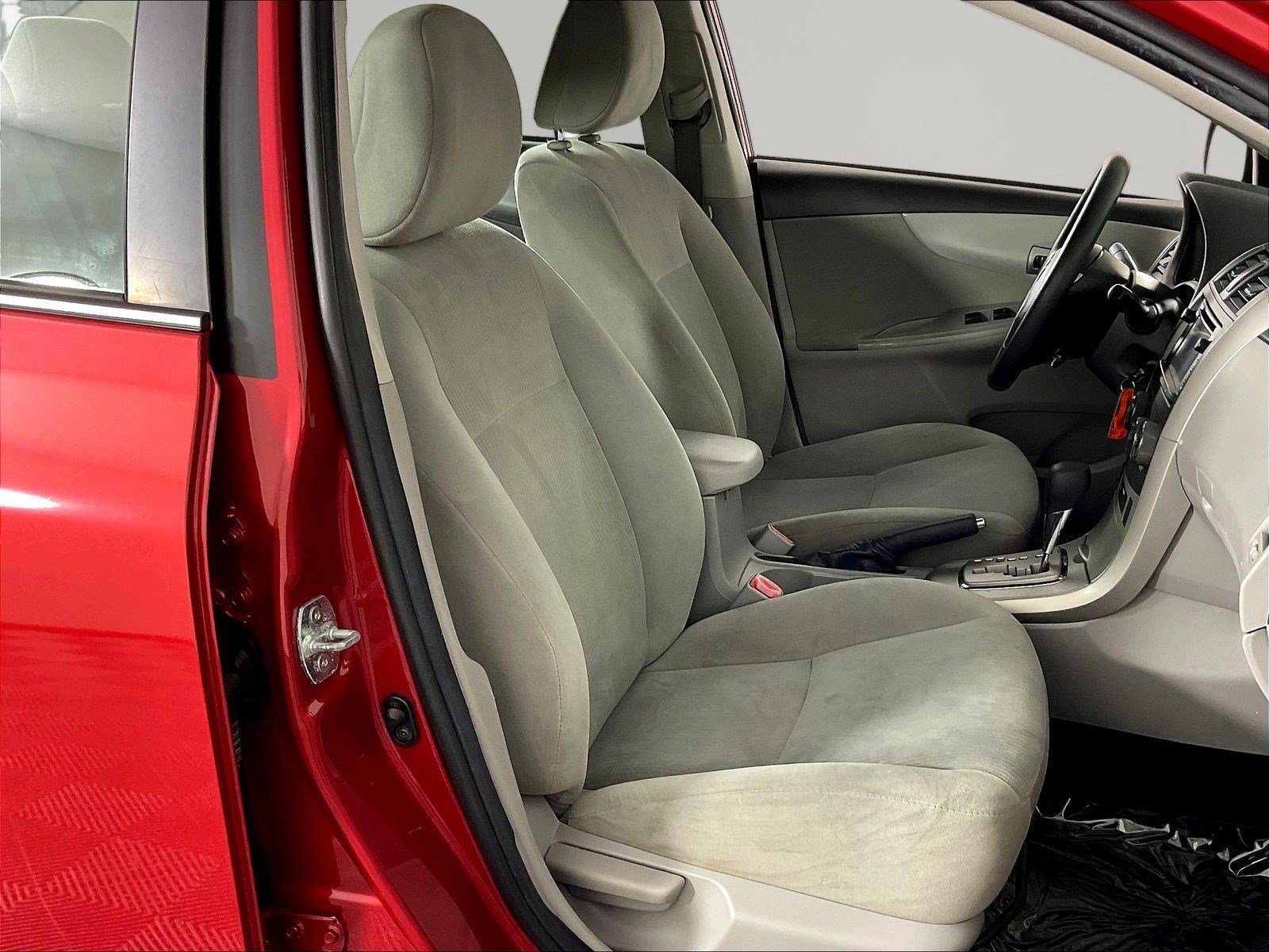 Used 2013 Toyota Corolla LE FWD image 25