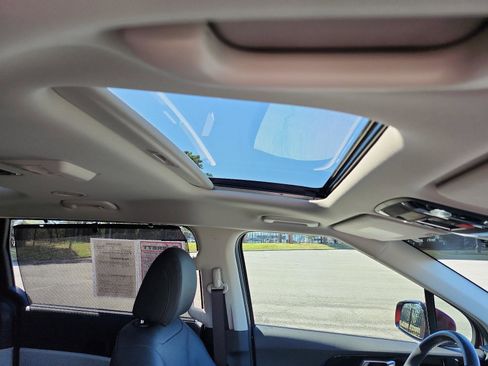 Used 2023 Kia Carnival SX Prestige image 7