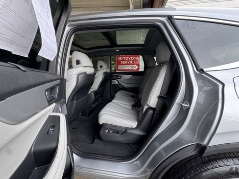 Used 2025 Acura MDX w/ Technology Package image 16