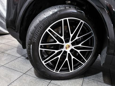 Used 2024 Porsche Cayenne AWD/4WD image 7