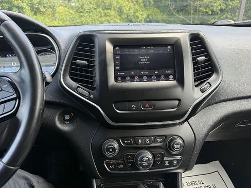 Certified 2020 Jeep Cherokee Latitude Plus AWD/4WD image 11