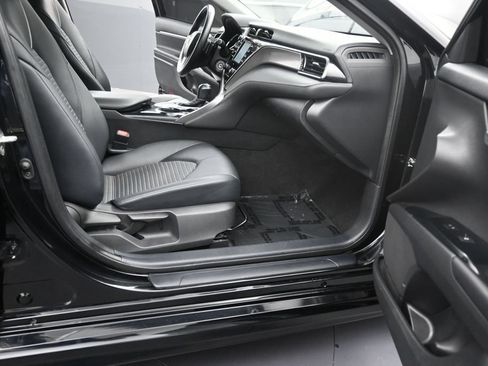 Used 2020 Toyota Camry SE FWD image 17