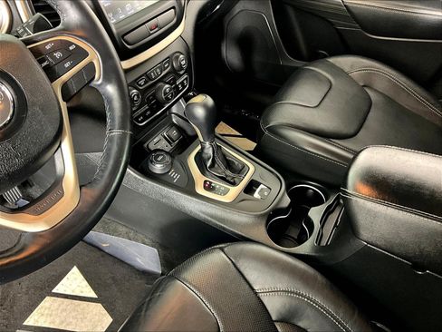 Used 2015 Jeep Cherokee Limited w/ Luxury Group AWD/4WD image 18