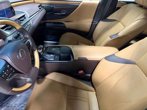Used 2019 Lexus ES 350 Ultra Luxury w/ Accessory Package image 16