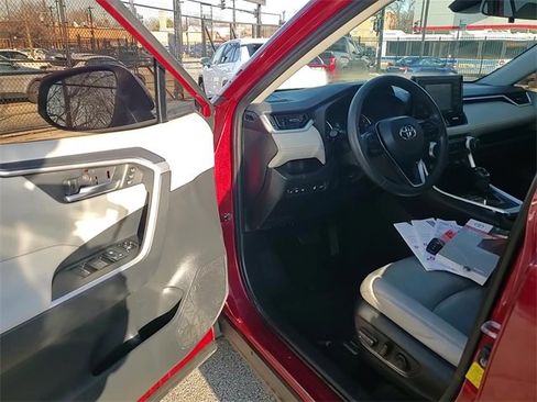 Used 2021 Toyota RAV4 XLE Premium image 10