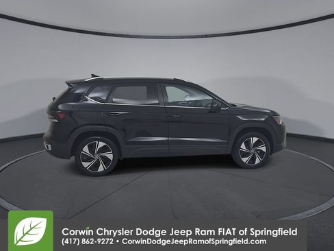 Used 2025 Volkswagen Taos SE AWD/4WD image 16