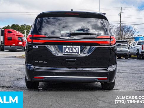Used 2024 Chrysler Pacifica Touring-L image 12