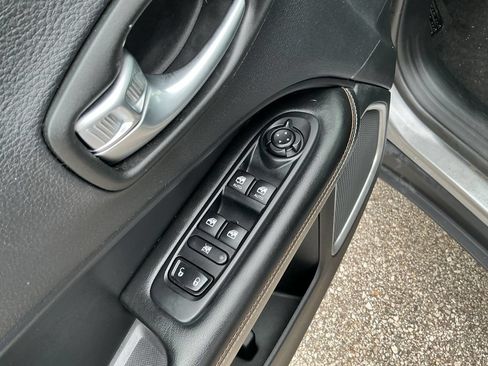 Used 2019 Jeep Compass Latitude AWD/4WD image 32