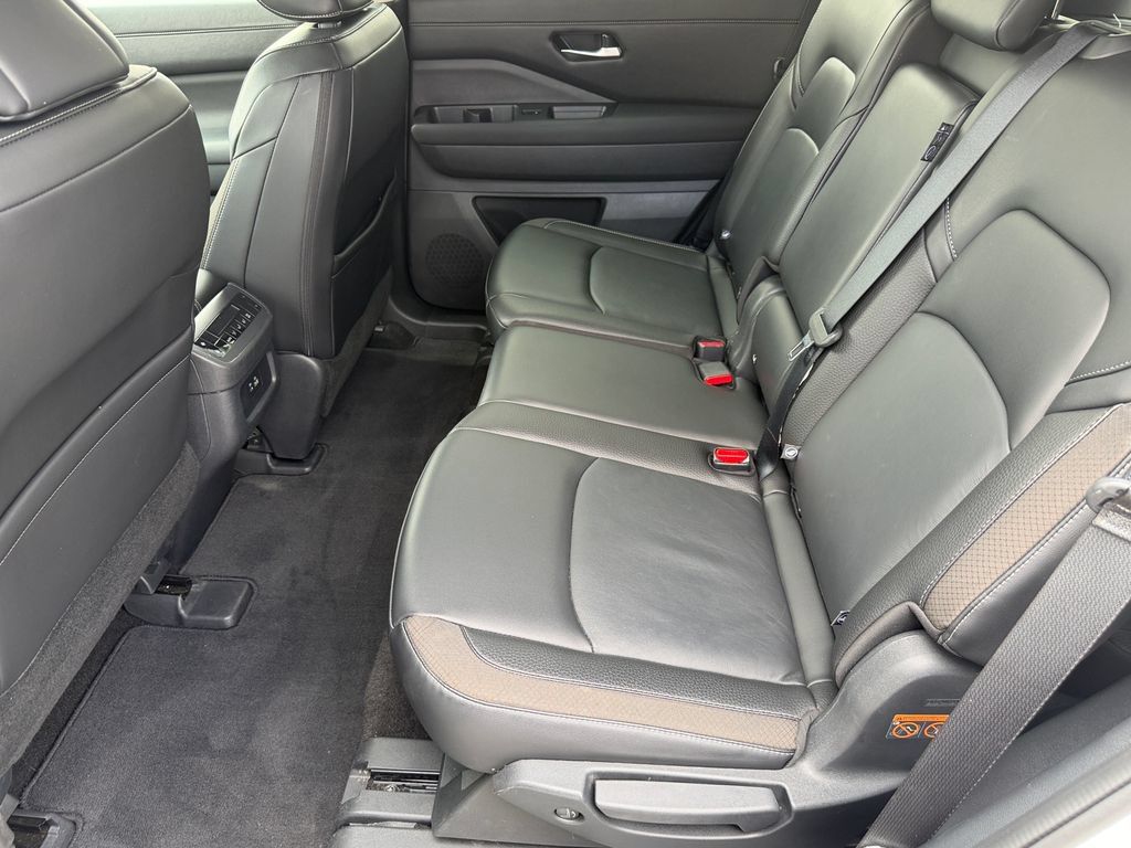 Used 2024 Nissan Pathfinder SL FWD image 17