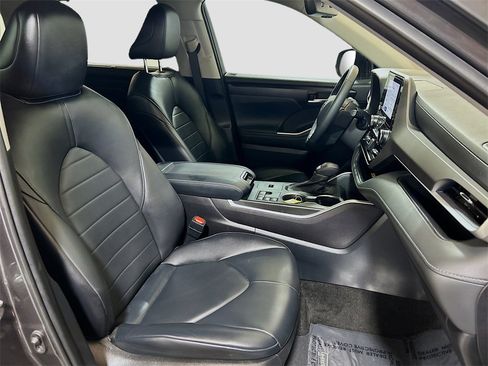 Used 2023 Toyota Highlander XLE image 25