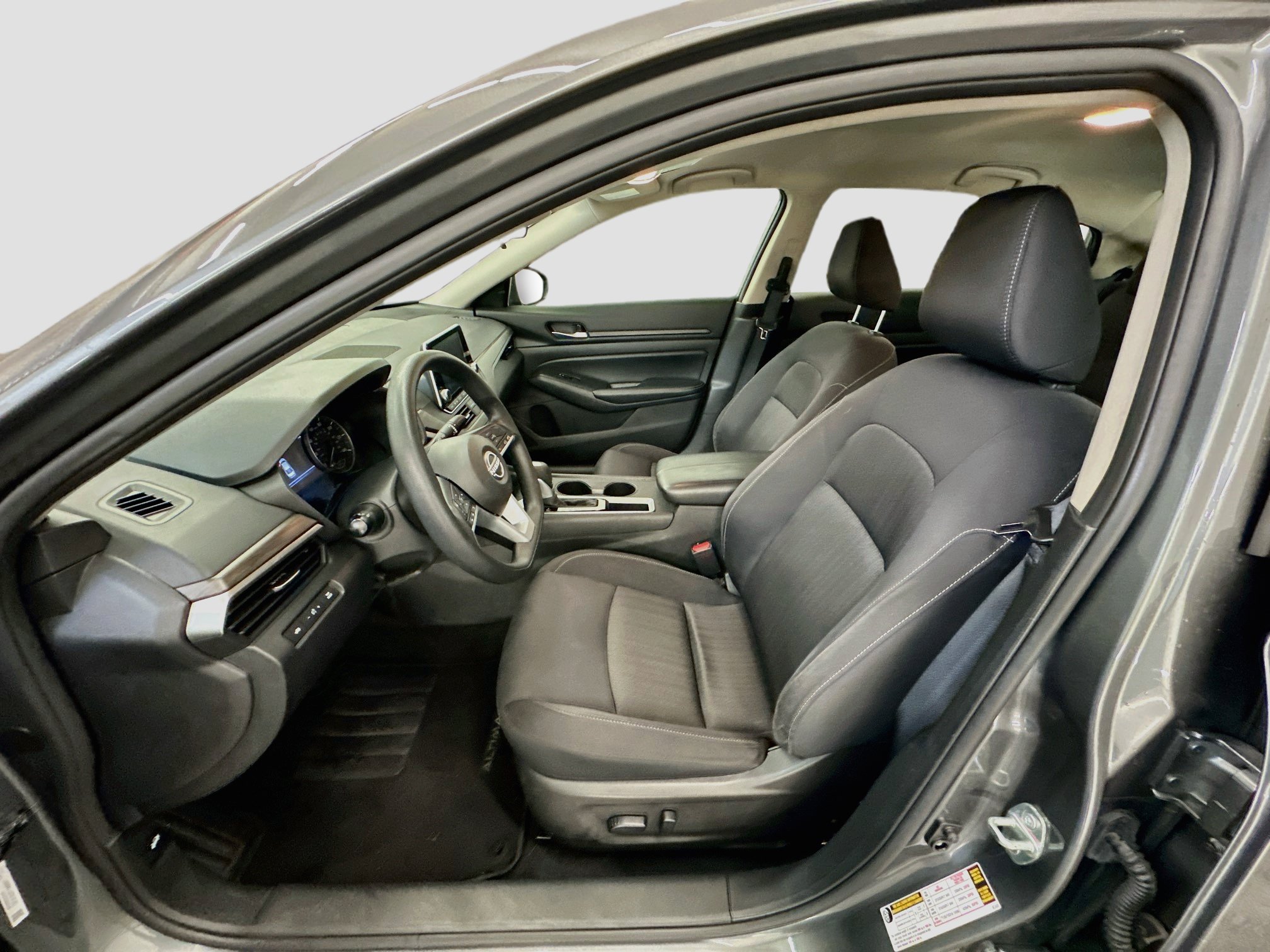 Used 2025 Nissan Altima 2.5 SV FWD image 13
