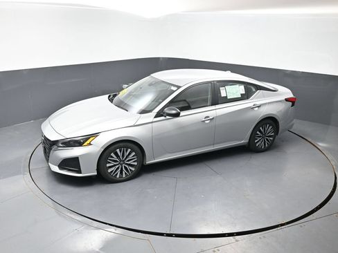 Used 2024 Nissan Altima 2.5 SV FWD image 43