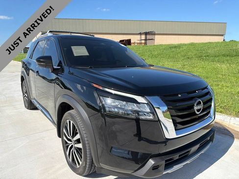 Certified 2025 Nissan Pathfinder Platinum w/ Cargo Package FWD image 3