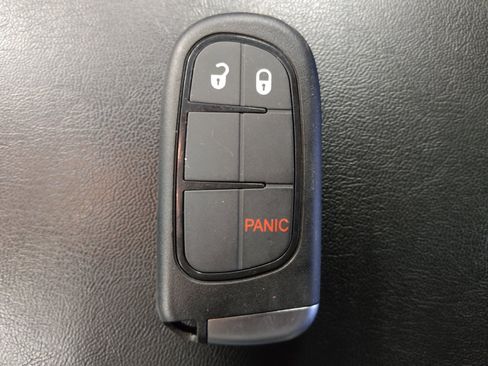 Used 2019 Jeep Cherokee Latitude Plus w/ Comfort/Convenience Group FWD image 32