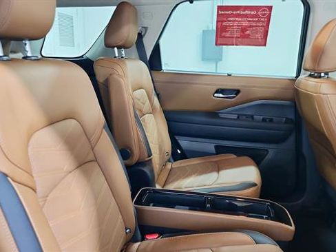 Certified 2025 Nissan Pathfinder Platinum FWD image 33