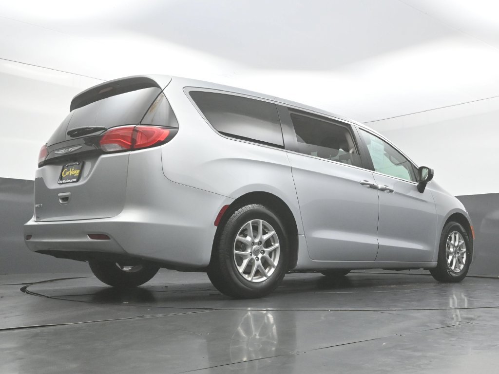 Used 2022 Chrysler Voyager LX FWD image 43