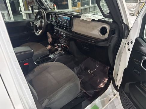 Used 2024 Jeep Wrangler Unlimited Sahara AWD/4WD image 35