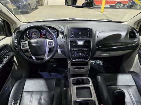 Used 2016 Chrysler Town & Country Touring-L w/ Driver Convenience Group FWD image 25
