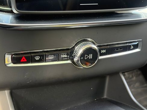 Certified 2025 Volvo XC90 B6 Plus image 22