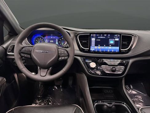 Used 2024 Chrysler Pacifica Limited w/ S Appearance Package image 5