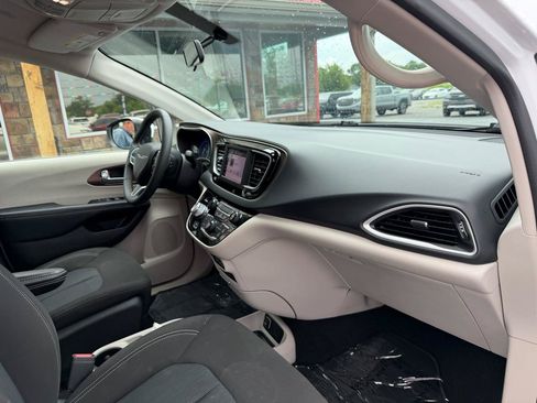 Used 2022 Chrysler Voyager LX FWD image 23
